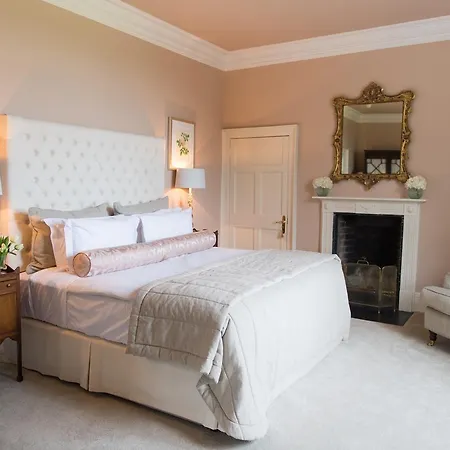 Luttrellstown Castle Отель 5*